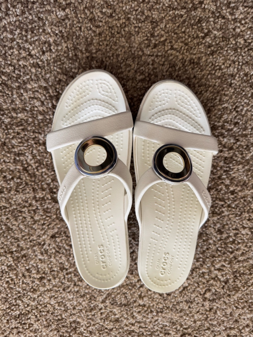 CROCS Women’s White Sandal with Gold-silver Ring
